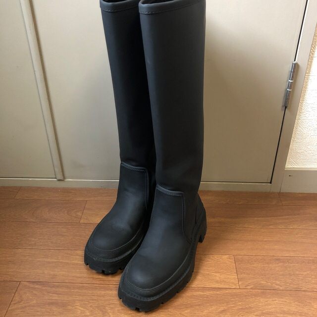 ZARA - ZARA レインブーツ ラバーフラットブーツ ブラックの通販 ZARA - ZARA レインブーツ ラバーフラットブーツ ブラックの通販