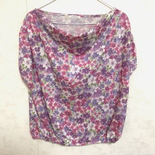 トップス　花柄トップス　tシャツ(カットソー(半袖/袖なし))