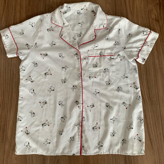 GU(ジーユー)の半袖パジャマ　GU スヌーピー　Sサイズ　サテン レディースのルームウェア/パジャマ(ルームウェア)の商品写真