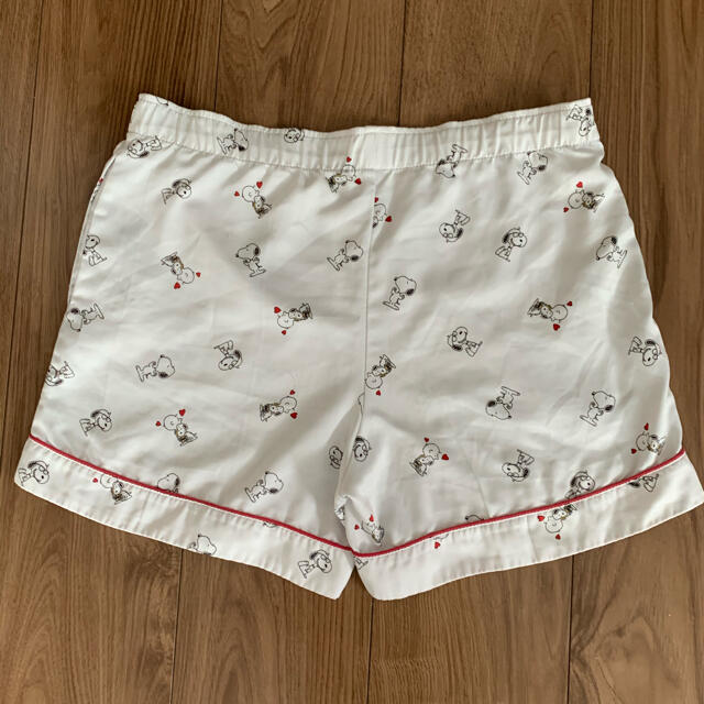GU(ジーユー)の半袖パジャマ　GU スヌーピー　Sサイズ　サテン レディースのルームウェア/パジャマ(ルームウェア)の商品写真