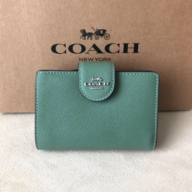 COACH(コーチ)の2021年春夏新作★新品 COACH コーチ 二つ折り財布 ウォッシュドグリーン レディースのファッション小物(財布)の商品写真