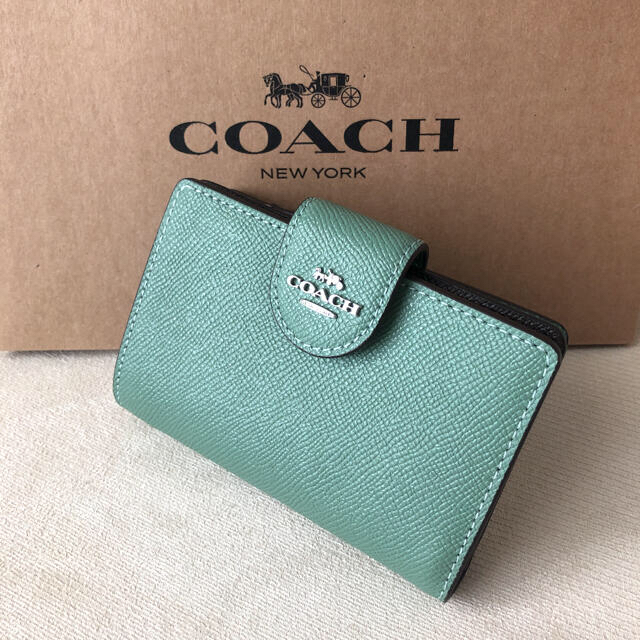 COACH(コーチ)の2021年春夏新作★新品 COACH コーチ 二つ折り財布 ウォッシュドグリーン レディースのファッション小物(財布)の商品写真