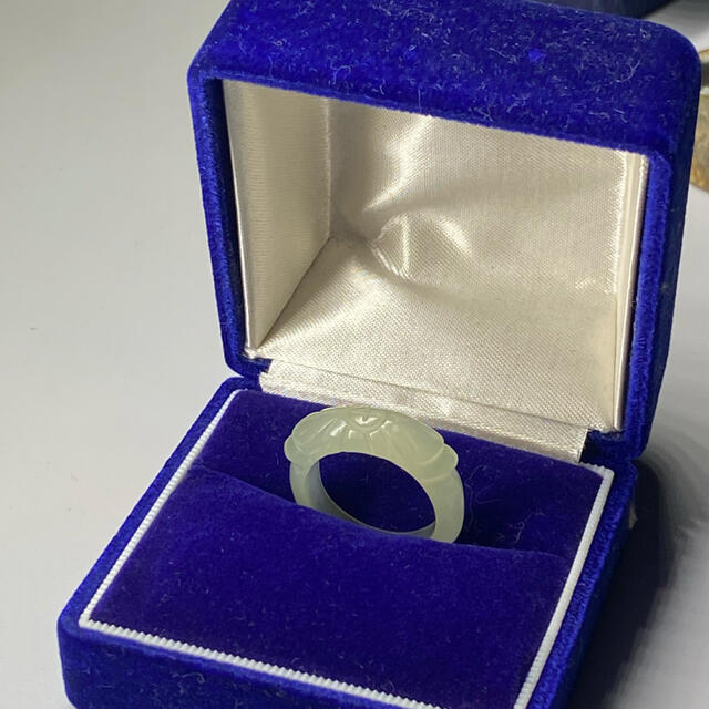 翡翠　リング　彫刻　お花　指輪 レディースのアクセサリー(リング(指輪))の商品写真