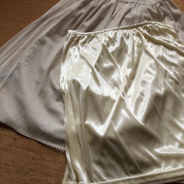 carnelian(カーネリアン)のcarnelian 未着用　アイボリーギャザースカート　膝丈　リバーシブル　M レディースのスカート(ひざ丈スカート)の商品写真