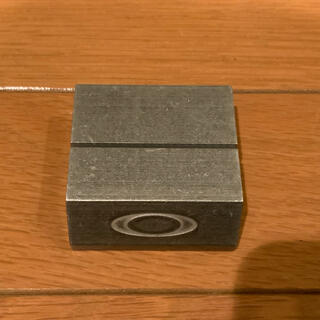 オークリー(Oakley)のオークリー　カード　スタンド　金属製　無垢　メタル(サングラス/メガネ)