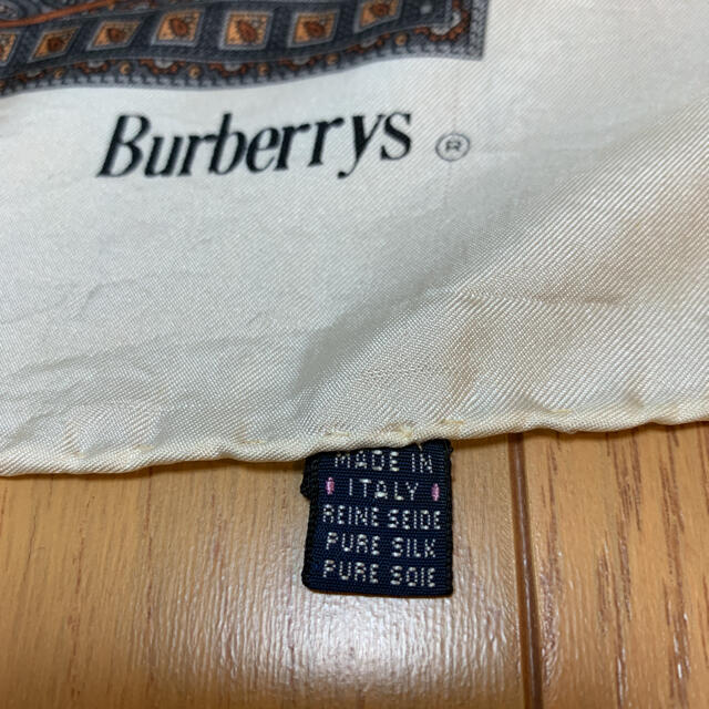 BURBERRY(バーバリー)のBurberrys バーバリー　シルクスカーフ　レア　ビンテージ　ペイズリー柄 レディースのファッション小物(バンダナ/スカーフ)の商品写真