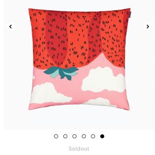 マリメッコ(marimekko)の【新品完売必須】マリメッコマンシッカヴォレットクッションカバーmarimekko(クッションカバー)