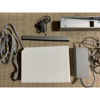 ウィー(Wii)のWii本体+ソフト5本　Wiiリモコン非接触充電(家庭用ゲーム機本体)