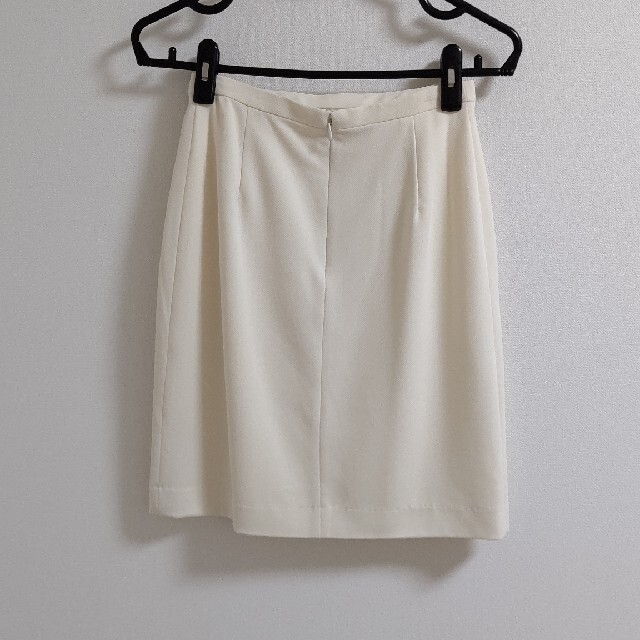 OFUON(オフオン)のオフオン タイトスカート ホワイト Sサイズ レディースのスカート(ひざ丈スカート)の商品写真