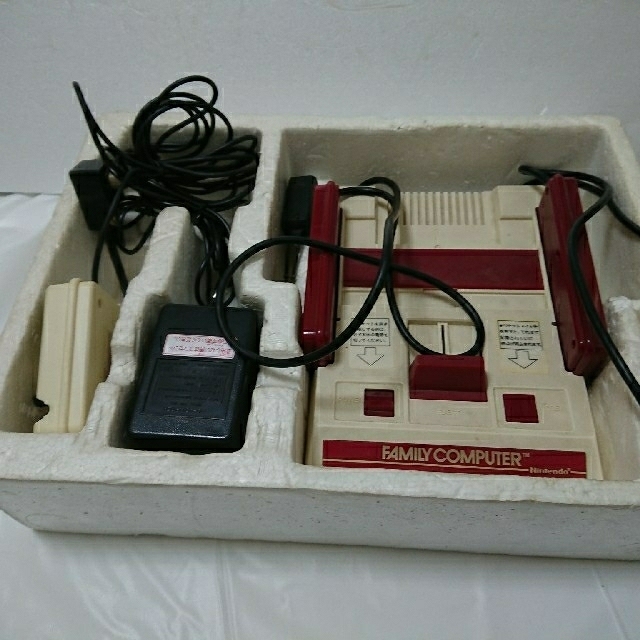 任天堂 - Nintendo ファミリーコンピュータ 本体 HVC-001  とソフトウェア