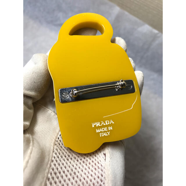 PRADA(プラダ)のPRADAプラダ ピンブローチ　くま・電気スタンド・電話 レディースのアクセサリー(チャーム)の商品写真