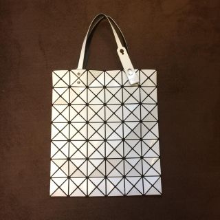 イッセイミヤケ(ISSEY MIYAKE)のBAOBAO 国内完売 白(トートバッグ)