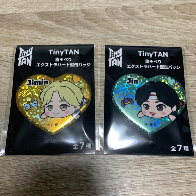 防弾少年団(BTS)(ボウダンショウネンダン)のTinyTAN 寝そべりメガジャンボクッション　エクストラハート缶バッチ エンタメ/ホビーのタレントグッズ(アイドルグッズ)の商品写真