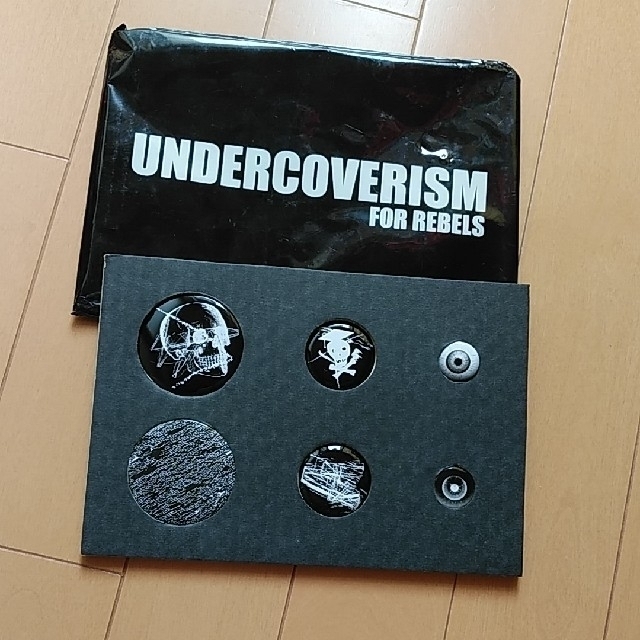 UNDERCOVER(アンダーカバー)のUNDERCOVERISM　缶バッチ メンズのアクセサリー(その他)の商品写真