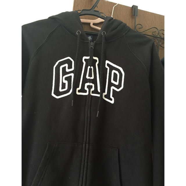 GAPの黒のパーカー