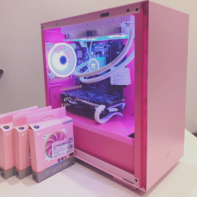 ピンクのかわいいゲーミングPC