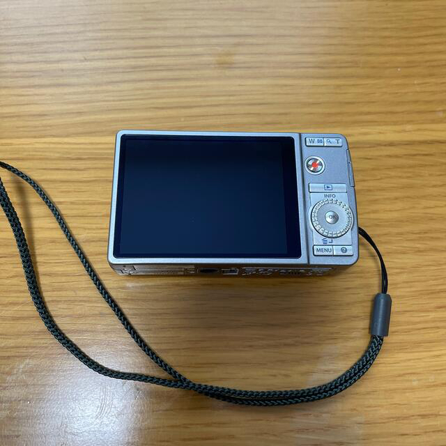 OLYMPUS(オリンパス)のOLYMPUS デジタルカメラ μ-7050 シルバ スマホ/家電/カメラのカメラ(コンパクトデジタルカメラ)の商品写真