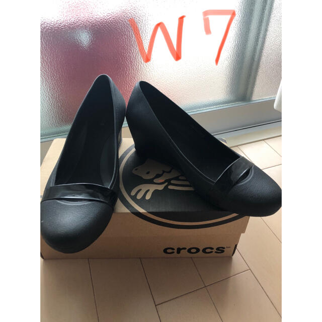 crocs(クロックス)のクロックス ブリン ウェッジソール 黒 7インチ  レディースの靴/シューズ(ハイヒール/パンプス)の商品写真