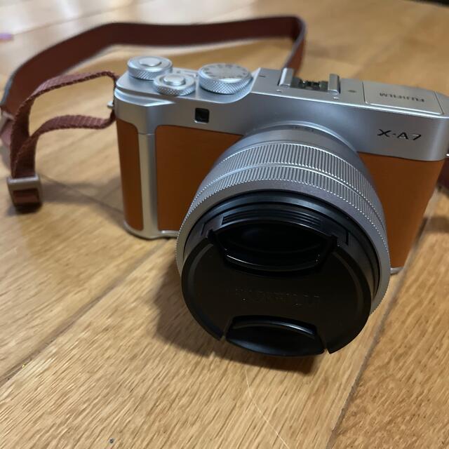 富士フイルム(フジフイルム)のFUJIFILM  X-A7  レンズキットCAMEL  富士フィルム　キャメル スマホ/家電/カメラのカメラ(ミラーレス一眼)の商品写真