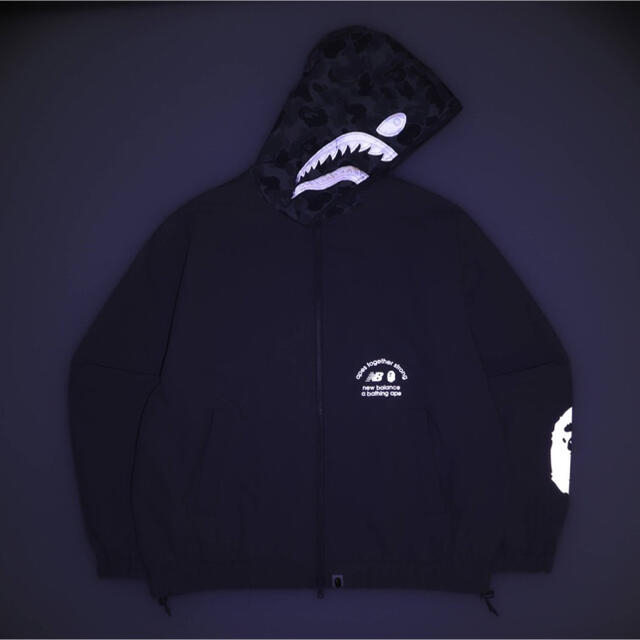 A BATHING APE(アベイシングエイプ)のBAPE × NEW BALANCE SHARK HOODIE JK グレー M メンズのジャケット/アウター(その他)の商品写真