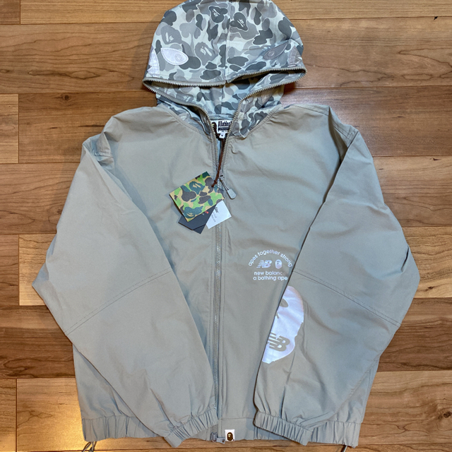 A BATHING APE(アベイシングエイプ)のBAPE × NEW BALANCE SHARK HOODIE JK グレー M メンズのジャケット/アウター(その他)の商品写真