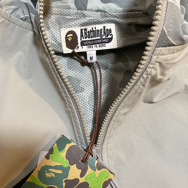 A BATHING APE(アベイシングエイプ)のBAPE × NEW BALANCE SHARK HOODIE JK グレー M メンズのジャケット/アウター(その他)の商品写真