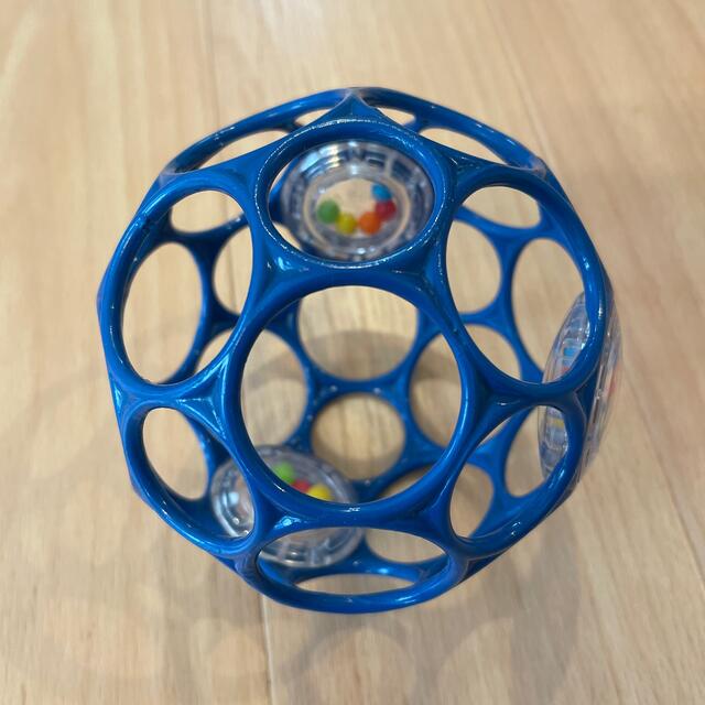 オーボール　ラトル　Oball ブルー　10㎝ キッズ/ベビー/マタニティのおもちゃ(がらがら/ラトル)の商品写真