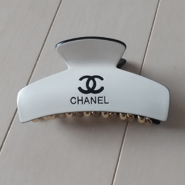 CHANEL(シャネル)の可愛いヘアークリップ　白 レディースのヘアアクセサリー(バレッタ/ヘアクリップ)の商品写真