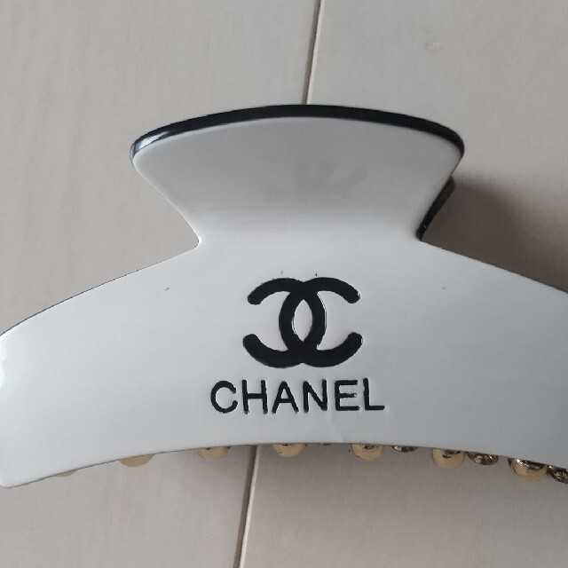 CHANEL(シャネル)の可愛いヘアークリップ　白 レディースのヘアアクセサリー(バレッタ/ヘアクリップ)の商品写真