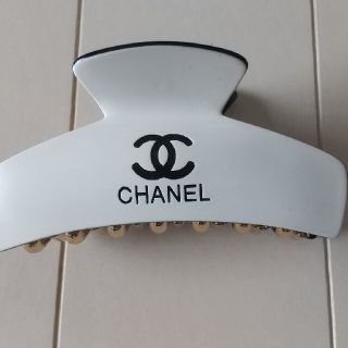 シャネル(CHANEL)の可愛いヘアークリップ　白(バレッタ/ヘアクリップ)