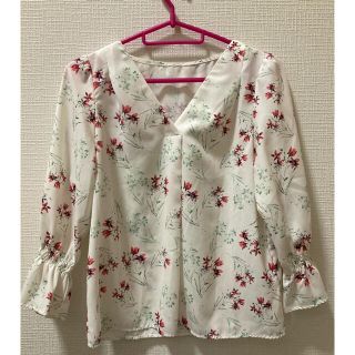 プロポーションボディドレッシング(PROPORTION BODY DRESSING)の【美品】プロポ　ブラウス　花柄　vネック　白　赤　緑　春　フラワー(シャツ/ブラウス(長袖/七分))