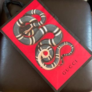 グッチ(Gucci)のGUCCI グッチ  ショッパー袋　縦長・大サイズ　　赤色・蛇柄❣️(ショップ袋)