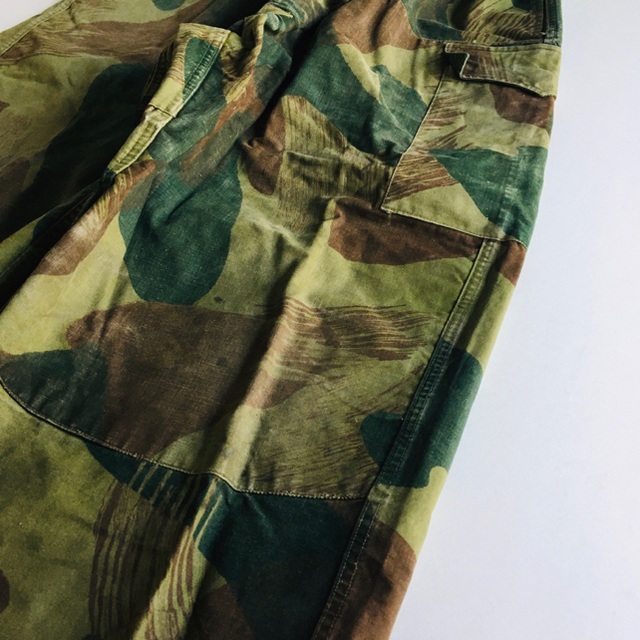 50s ベルギー軍 ブラッシュストロークカモ カーゴパンツ① メンズのパンツ(ワークパンツ/カーゴパンツ)の商品写真