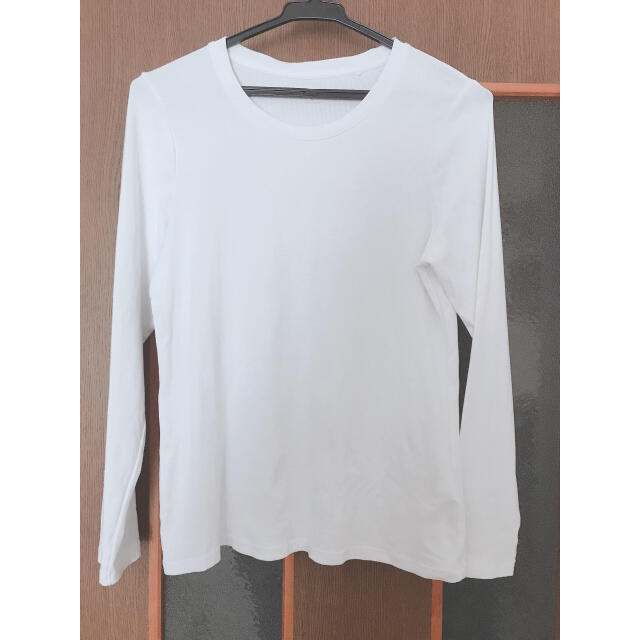 UNIQLO(ユニクロ)のユニクロ　ロンT白 レディースのトップス(Tシャツ(長袖/七分))の商品写真