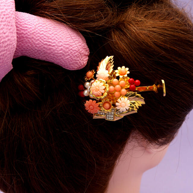 彫金かんざし2本セット(本サンゴ菊花と結び) レディースのヘアアクセサリー(ヘアピン)の商品写真
