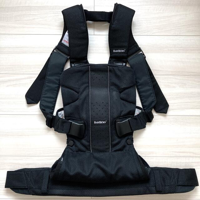 BABYBJORN(ベビービョルン)のベビービョルン  ベビーキャリア ONE＋       AIRメッシュ　ブラック キッズ/ベビー/マタニティの外出/移動用品(抱っこひも/おんぶひも)の商品写真