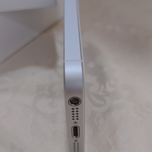 Apple(アップル)のiPhone SE（第1世代）Silver 32GB スマホ/家電/カメラのスマートフォン/携帯電話(スマートフォン本体)の商品写真