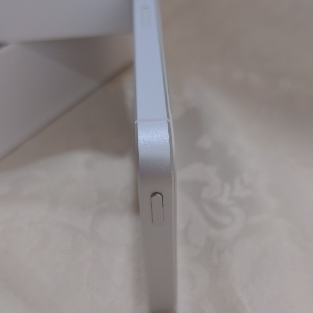 Apple(アップル)のiPhone SE（第1世代）Silver 32GB スマホ/家電/カメラのスマートフォン/携帯電話(スマートフォン本体)の商品写真