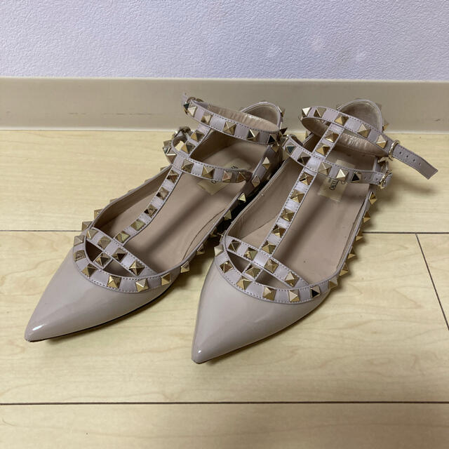 VALENTINO(ヴァレンティノ)のバレンティノ ヴァレンティノ パンプス ローヒール ロックスタッズ　フラット　 レディースの靴/シューズ(ハイヒール/パンプス)の商品写真