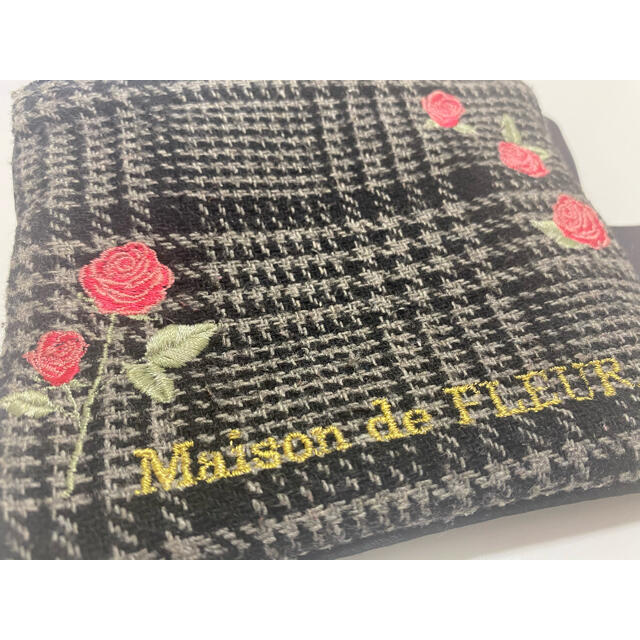 Maison de FLEUR(メゾンドフルール)のMaison de FLEUR  メゾンドフルール　ティッシュポーチ レディースのファッション小物(ポーチ)の商品写真