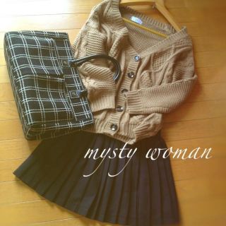 ミスティウーマン(mysty woman)の黒のプリーツスカート *(ミニスカート)