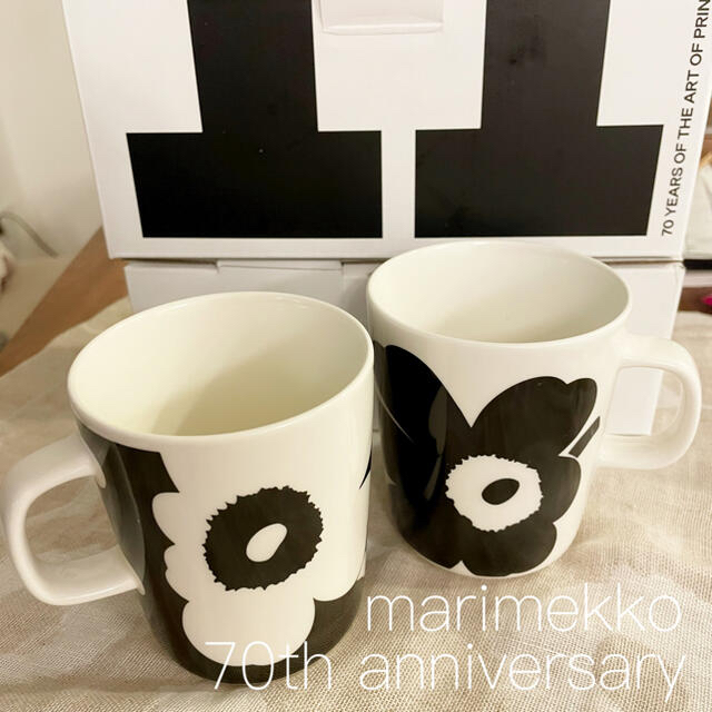 marimekko(マリメッコ)の【即完売必須！】マリメッコ70周年エディションマグカップペア箱入（ブラック） インテリア/住まい/日用品のキッチン/食器(食器)の商品写真