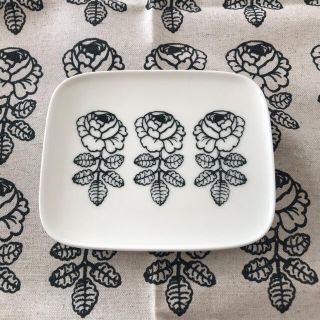 マリメッコ(marimekko)のマリメッコ ヴィヒキルース プレート 皿 バラ グリーン ホワイト (食器)