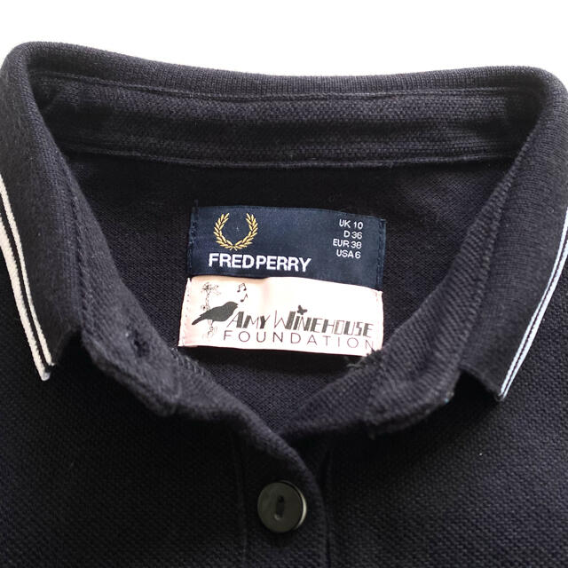 FRED PERRY(フレッドペリー)のAMY WINEHOUSE × FRED PERRY コラボ ポロシャツ 美品 レディースのトップス(ポロシャツ)の商品写真