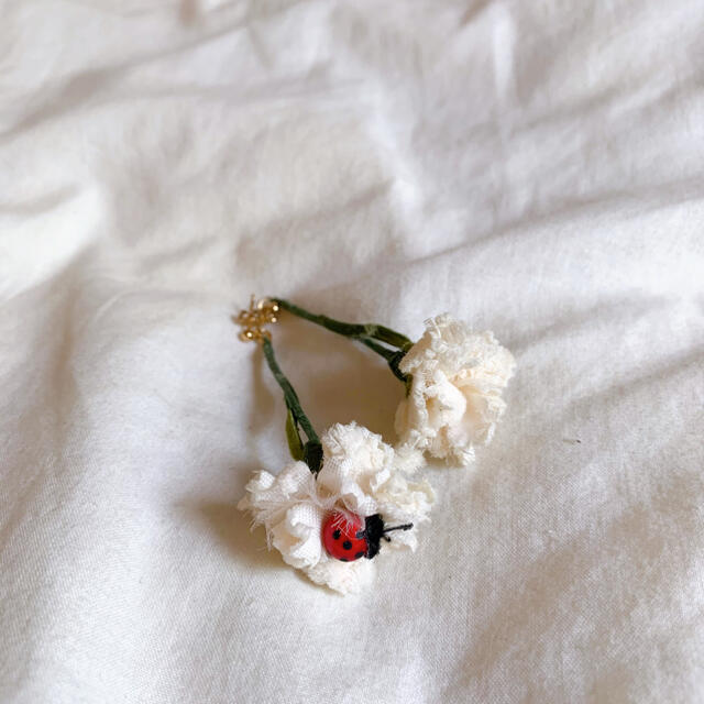 Lochie(ロキエ)のcarnation pierce アトリエ染花×madder madderコラボ レディースのアクセサリー(ピアス)の商品写真