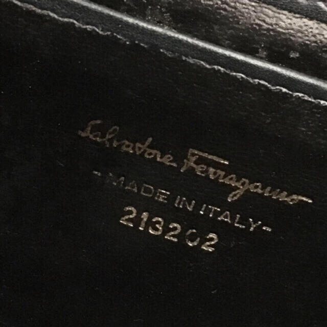 Salvatore Ferragamo(サルヴァトーレフェラガモ)のフェラガモ♡ヴァラリボン♡レザーチェーン レディースのバッグ(ショルダーバッグ)の商品写真