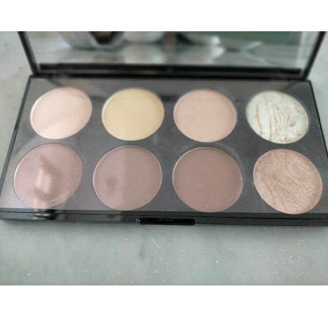 Cosme Kitchen(コスメキッチン)のmake up revolution ultra contour palette コスメ/美容のベースメイク/化粧品(フェイスカラー)の商品写真