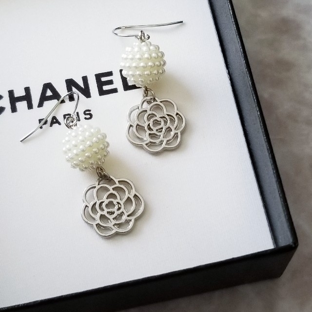 CHANEL(シャネル)のカメリアチャームピアス ハンドメイドのアクセサリー(ピアス)の商品写真