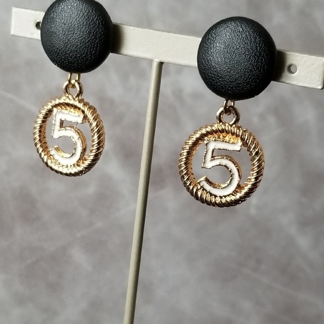 CHANEL(シャネル)のNo.5チャームピアス/レザーカボション ハンドメイドのアクセサリー(ピアス)の商品写真