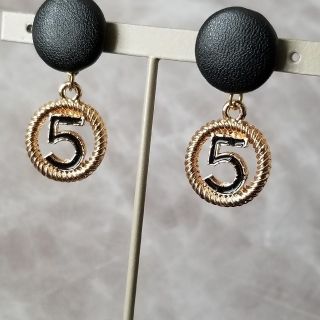 シャネル(CHANEL)のNo.5チャームピアス/レザーカボション(ピアス)